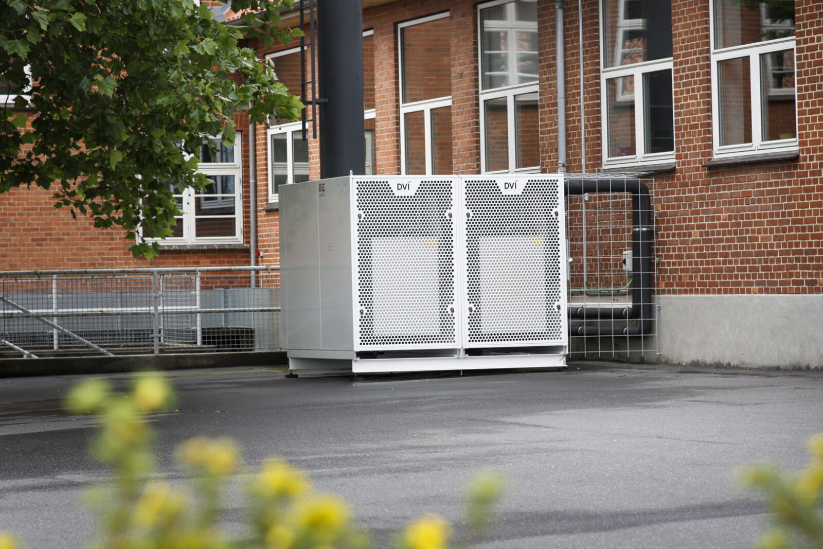 Varmepumpe til erhverv foran bygning