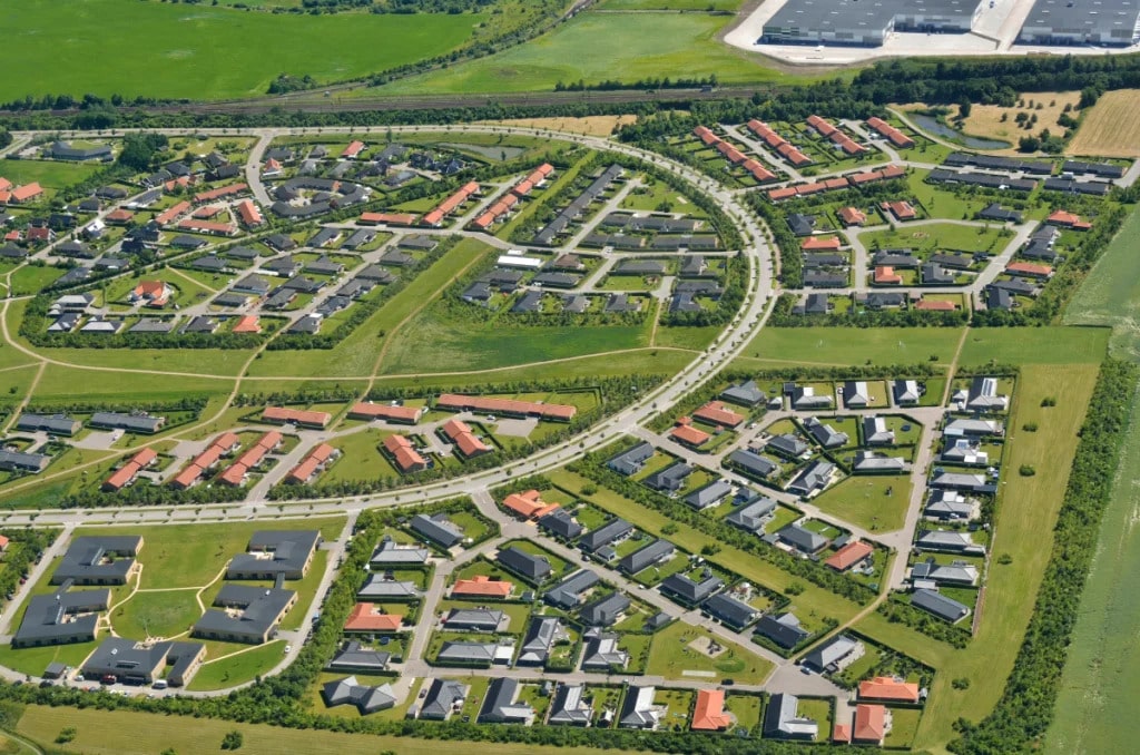 luftfoto af ejerboligforening med luft til vand varmepumper