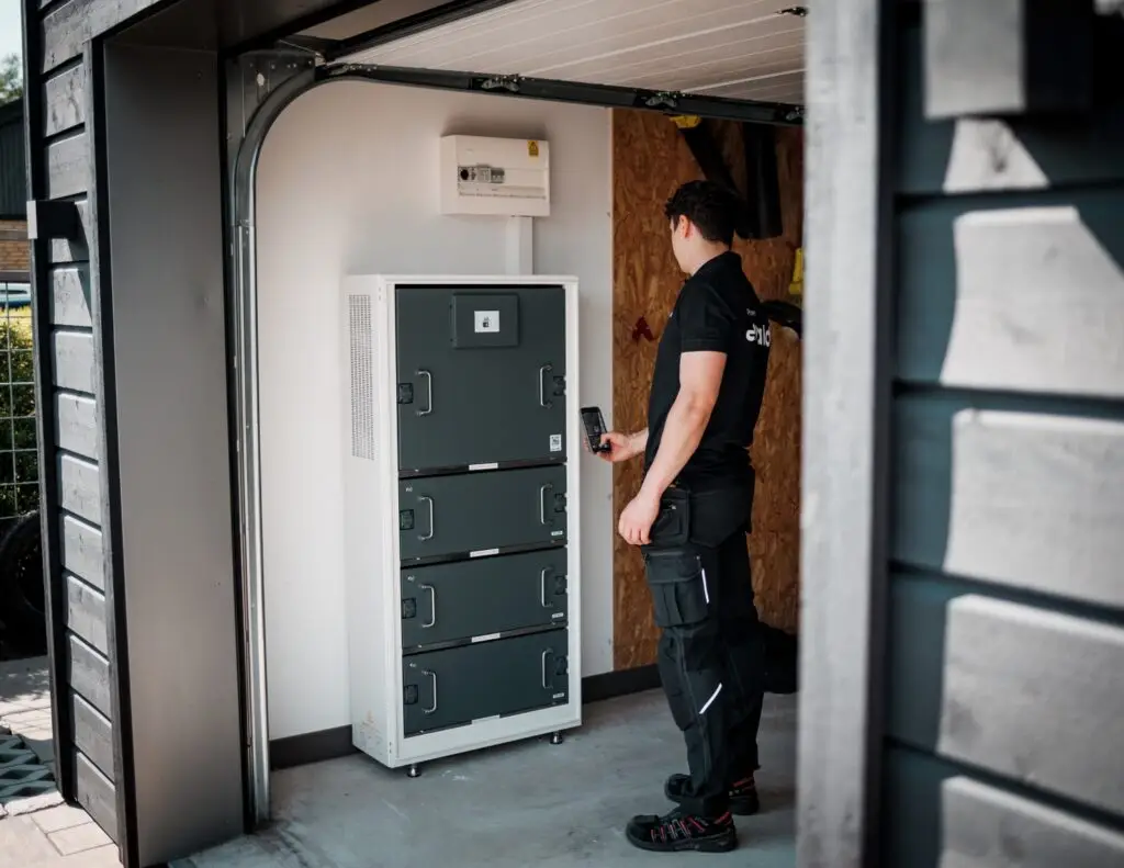 Emaldo Power Core installeret i garage