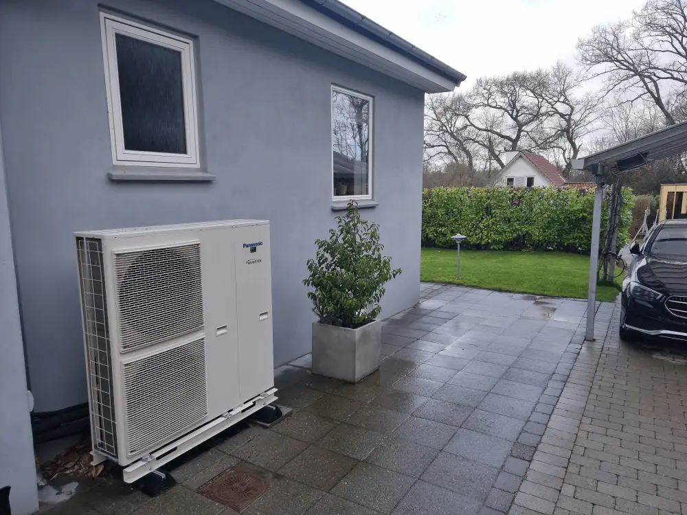 Panasonic varmepumpe ved indkørsel